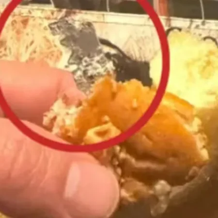 MULHER ENGASGA COM LÂMINA DE BARBEAR APÓS COMER PÃO DOCE