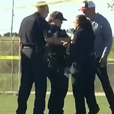 MULHER INVADE CAMPO DE FUTEBOL E MATA UMA CRIANÇA E UM HOMEM