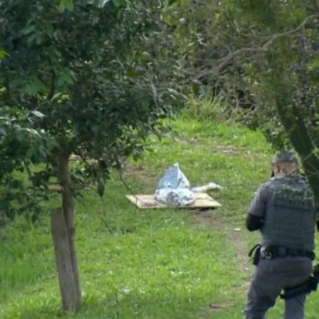 MULHER JOGA TRÊS FILHOS EM REPRESA; BEBÊ DE 10 MESES MORRE
