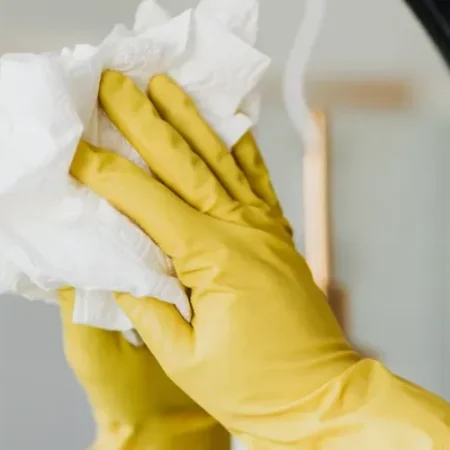 MULHER MORRE AO INALAR GASES DE MATERIAL DE LIMPEZA