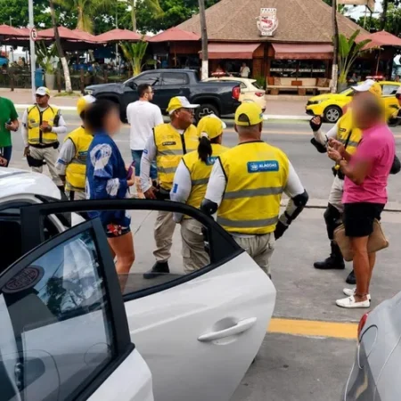 MULHER SE TRANCA EM CARRO PARA ESCAPAR DE AGRESSÕES DE COMPANHEIRO