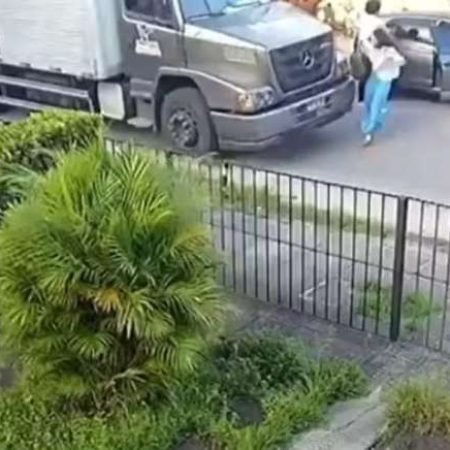 MULHER É ATROPELADA POR CAMINHÃO AO TENTAR ESCAPAR DE ASSALTO