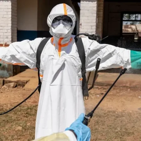 MULTIDÃO ATACA HOSPITAL PARA REAVER CORPO DE PADRE QUE MORREU DE EBOLA