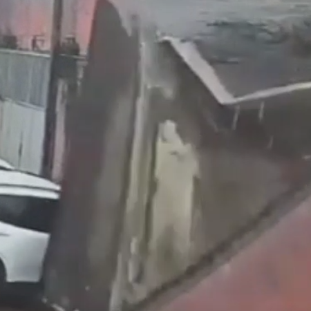 PAREDE DE PRÉDIO DESABA SOBRE CARRO DURANTE CHUVA EM ALAGOAS