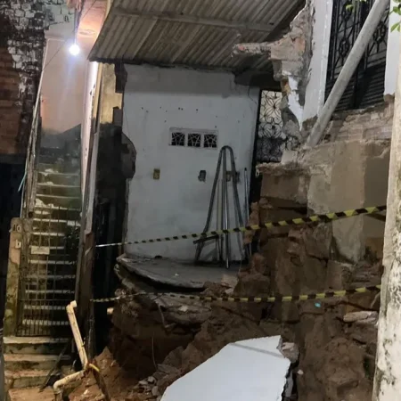 MURO E LAJE DESABAM EM MACEIÓ E CAUSAM INTERDIÇÃO DE IMÓVEIS