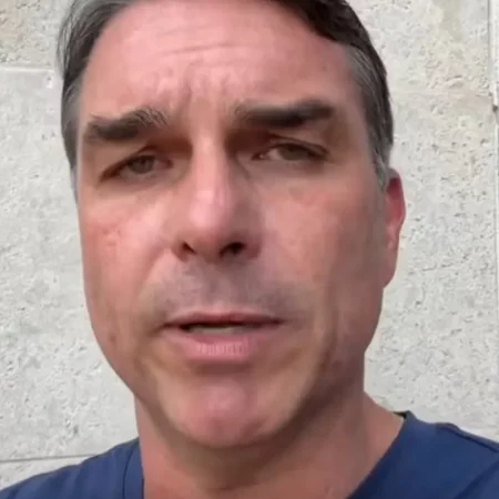 O QUE FLÁVIO BOLSONARO DISSE SOBRE A SUSPEITA DE FUGA DO BRASIL