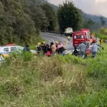 ÔNIBUS CAI EM RIBANCEIRA E DEIXA PELO MENOS CINCO MORTOS