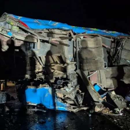 ÔNIBUS ESCOLAR CAPOTA DURANTE EXCURSÃO E DEIXA 21 MORTOS, ENTRE ELES 20 ALUNOS