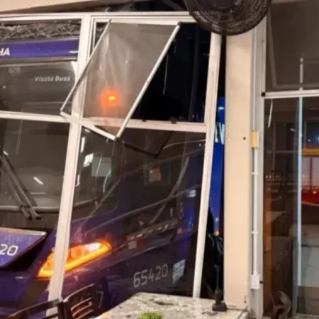 TRAGÉDIA: ÔNIBUS INVADE RESTAURANTE E MATA GERENTE ATROPELADA