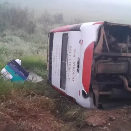 ÔNIBUS PERDE FREIO E CAPOTA COM 54 ROMEIROS NA BR-267