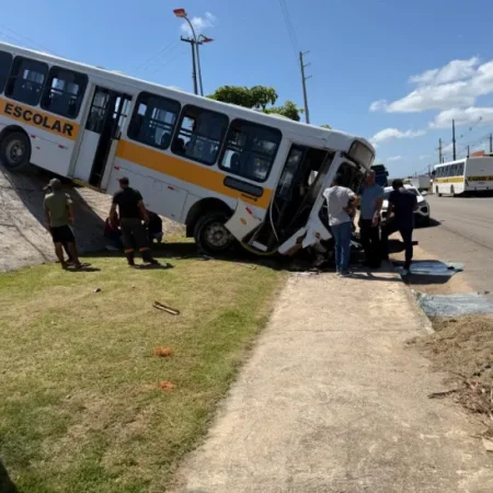 ÔNIBUS ESCOLAR CAI DE RIBANCEIRA DE 6 METROS EM ALAGOAS