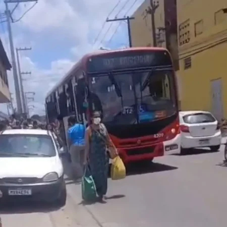 TIROTEIO DENTRO DE ÔNIBUS LOTADO DEIXA 2 PESSOAS FERIDAS