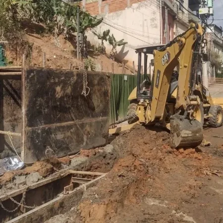 TRAGÉDIA: OPERÁRIO MORRE PRENSADO POR RETROESCAVADEIRA ENQUANTO TRABALHAVA EM OBRA