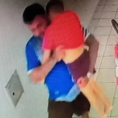 PADRASTO ACUSADO DE MATAR CRIANÇA É MORTO DENTRO DE AMBULÂNCIA