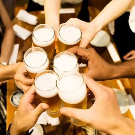 PAI E FILHO AGRIDEM GARÇOM DE 67 ANOS POR CONTA DE R$ 1,4 MIL EM BAR