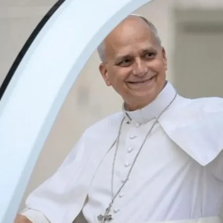 PAPA LEÃO XIV PASSEIA DE PAPAMÓVEL UMA SEMANA APÓS CIRURGIA