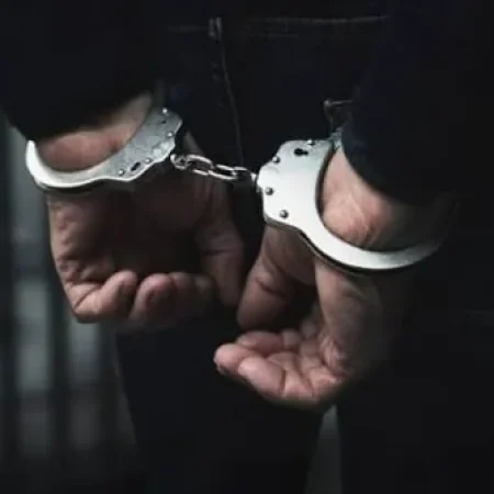 HOMEM ARMADO COM FACA ROUBA ESTABELECIMENTO E AMEAÇA FUNCIONÁRIOS
