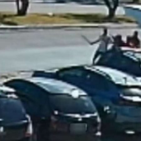 CÂMERAS FLAGRAM BRIGA COM PEDRAS NA PORTA DE HOSPITAL