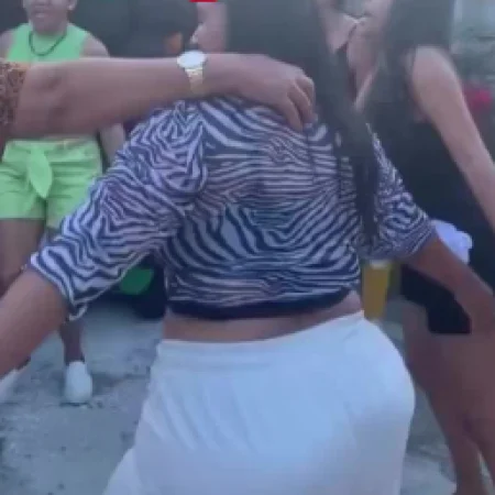 MULHERES CAEM EM FOSSA APÓS CHÃO CEDER DURANTE DANÇA