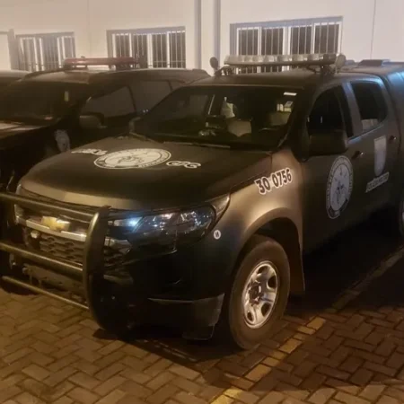 HOMEM É DETIDO POR AMEAÇA APÓS MANTER ESPOSA E FILHA TRANCADAS EM BANHEIRO