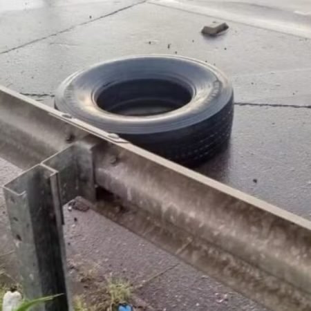 MULHER MORRE APÓS SER ATINGIDA POR PNEU QUE SE SOLTOU DE ÔNIBUS ENTRE SE E AL