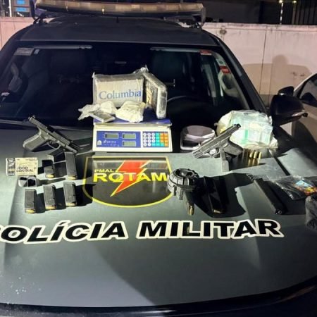 POLÍCIA MILITAR PRENDE HOMEM COM DROGAS, ARMAS E CENTENAS DE MUNIÇÕES NA BR-349