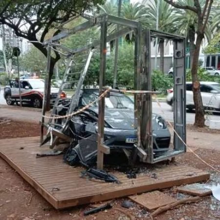 MOTORISTA DE PORSCHE BATE E DESTRÓI ESTAÇÃO COM APARELHOS DE GINÁSTICA