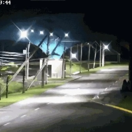 POSTES SÃO DERRUBADOS PELA FORÇA DO VENTO DURANTE TEMPORAL