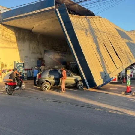 PARTE DA COBERTURA DE POSTO DE COMBUSTÍVEIS CEDE E ATINGE CARRO