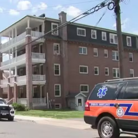 CRIANÇA DE QUATRO ANOS SOBREVIVE APÓS CAIR DO QUARTO ANDAR