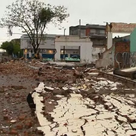 VENTOS ACIMA DE 100 KM/H DERRUBAM PRÉDIO E DEIXAM QUASE 900 MIL SEM LUZ NO RS