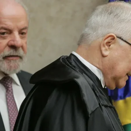 PRESSIONADO POR PESQUISAS, LULA COBRA FACHIN POR SOLUÇÃO NA CRISE NO STF