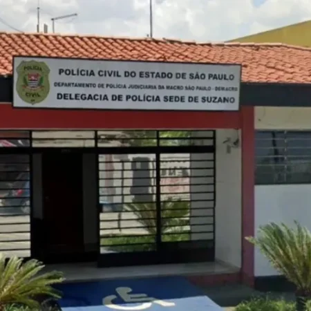 PROFESSORA VÊ AMIGA DO EX-MARIDO E A ESFAQUEIA COM NAVALHA