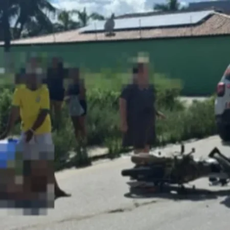 QUEDA DE MOTO DEIXA HOMEM FERIDO