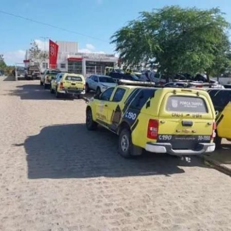 APÓS TENTAR FUGIR PULANDO TELHADOS, SUSPEITOS SÃO PRESOS EM CAIXA D’ÁGUA COM ESPINGARDA