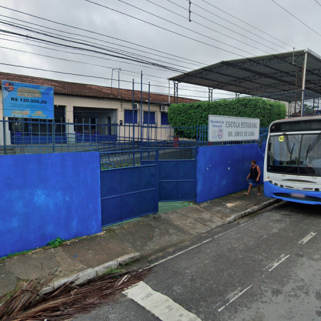 ALUNO AGRIDE PROFESSORA COM TAPA NO ROSTO APÓS DISCUSSÃO POR USO DE CELULAR EM ESCOLA