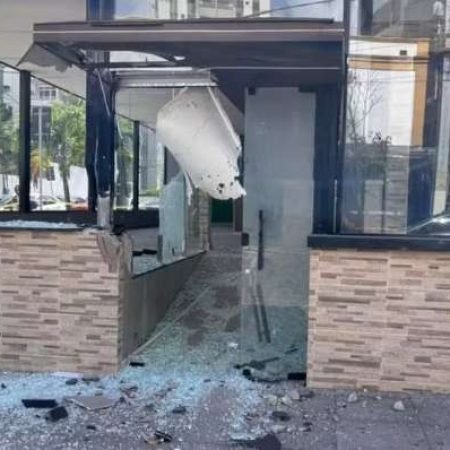 ARTEFATO EXPLODE E DANIFICA FACHADA DE RESTAURANTE