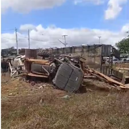 CAMINHÃO COM RETROESCAVADEIRA CAPOTA E INTERDITA TRECHO DA AL-220
