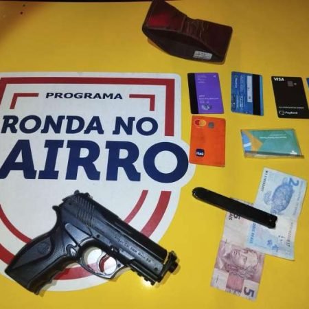 HOMEM É AGREDIDO POR POPULARES APÓS SER FLAGRADO COM SIMULACRO DE ARMA