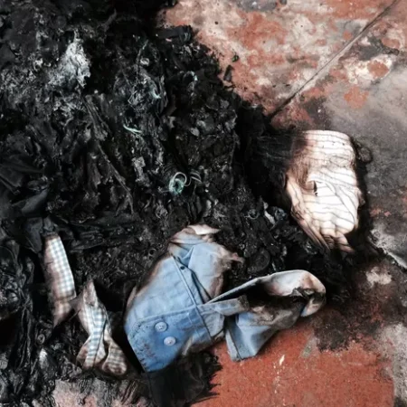 HOMEM INVADE CASA DA EX, DESTRÓI BENS E ATEIA FOGO ÀS ROUPAS DA VÍTIMA