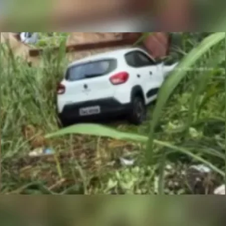 CARRO CAPOTA DURANTE A MADRUGADA NA LADEIRA DA MOENDA