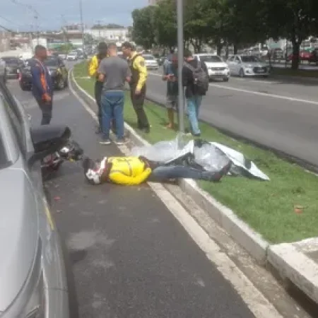 ACIDENTE ENTRE MOTO E CARRO DEIXA UMA PESSOA FERIDA