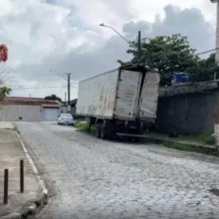 MORADORES DENUNCIAM PONTO DE DROGAS EM CAMINHÃO ABANDONADO