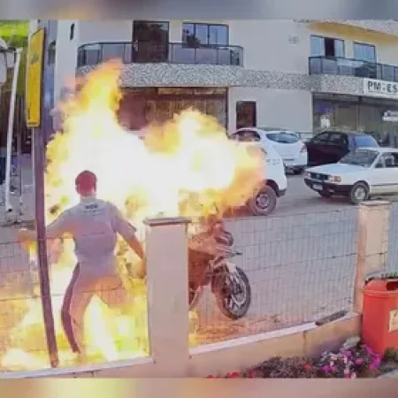 MÃE QUEIMADA APÓS FILHO INCENDIAR MOTO EM FISCALIZAÇÃO PRECISOU SER INTUBADA
