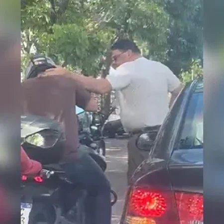 CONDUTOR ARMADO AMEAÇA E AGRIDE MOTOCICLISTA APÓS DISCUSSÃO DE TRÂNSITO