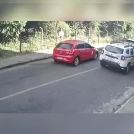 PM PASSA NA HORA E HOMEM DESISTE DE AGRESSÃO COM PÁ