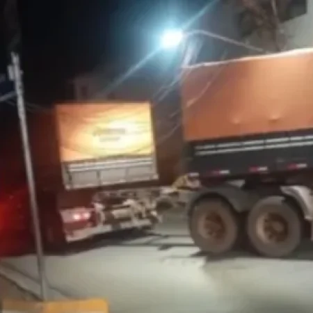 CARRETA ATINGE FIAÇÃO E DERRUBA POSTE NO CENTRO