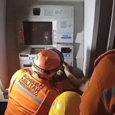 MULHER PRENDE DEDO EM CAIXA ELETRÔNICO E É SOCORRIDA PELOS BOMBEIROS