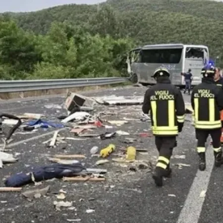 ACIDENTE ENTRE ÔNIBUS E MOTORHOME DEIXA SEIS MORTOS E 34 FERIDOS