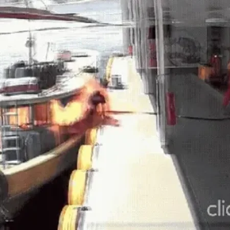 BARCO EXPLODE DURANTE ABASTECIMENTO EM POSTO FLUTUANTE